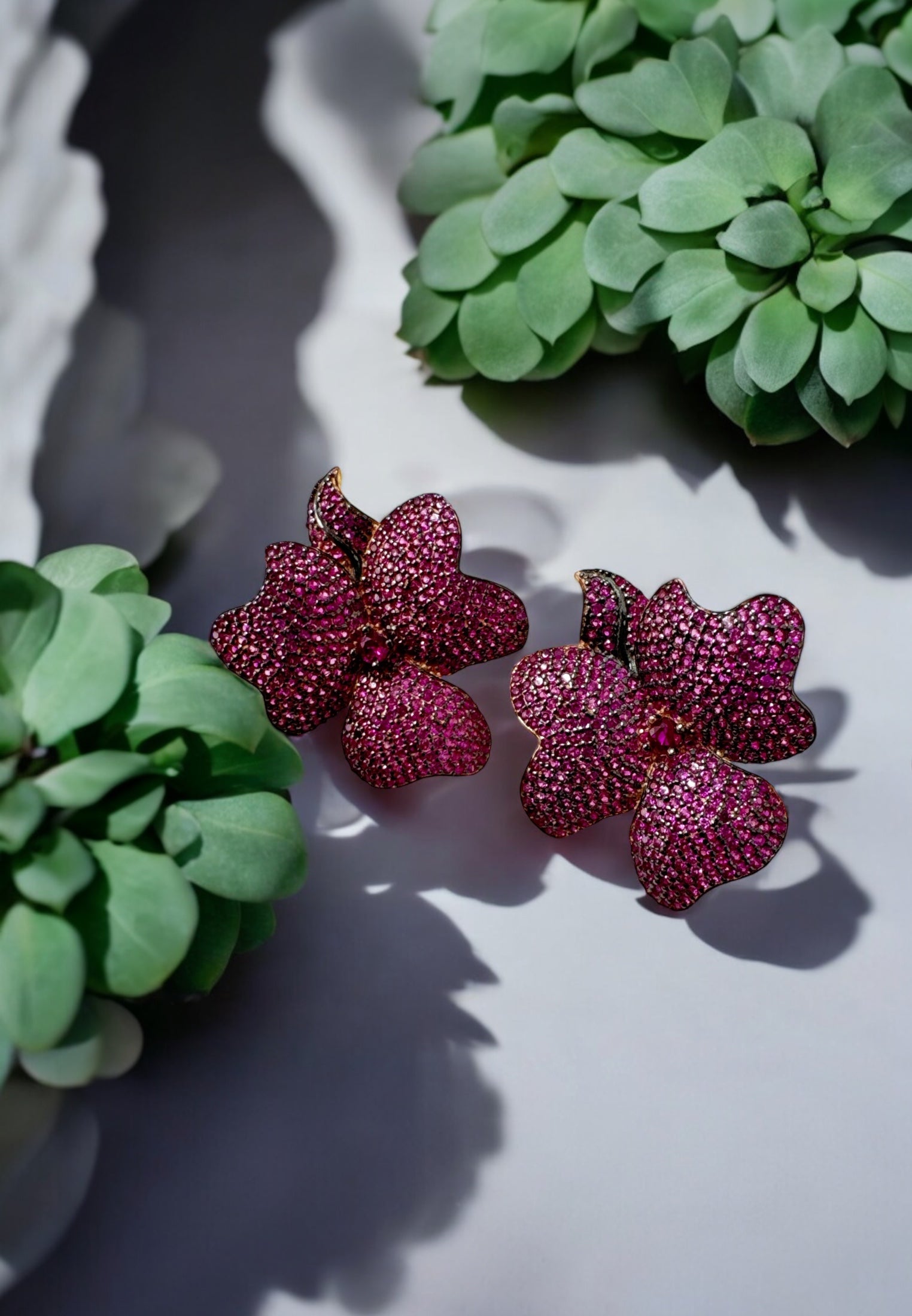 Große Blumen-Ohrstecker aus Rubin-Roségold