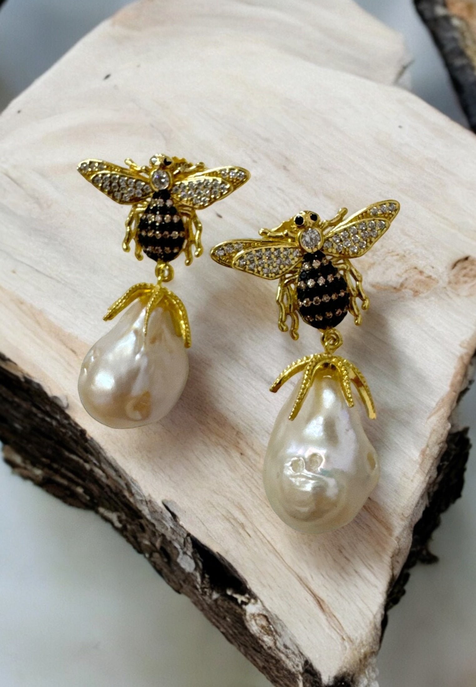 Pendientes colgantes de abeja y perla barroca en oro