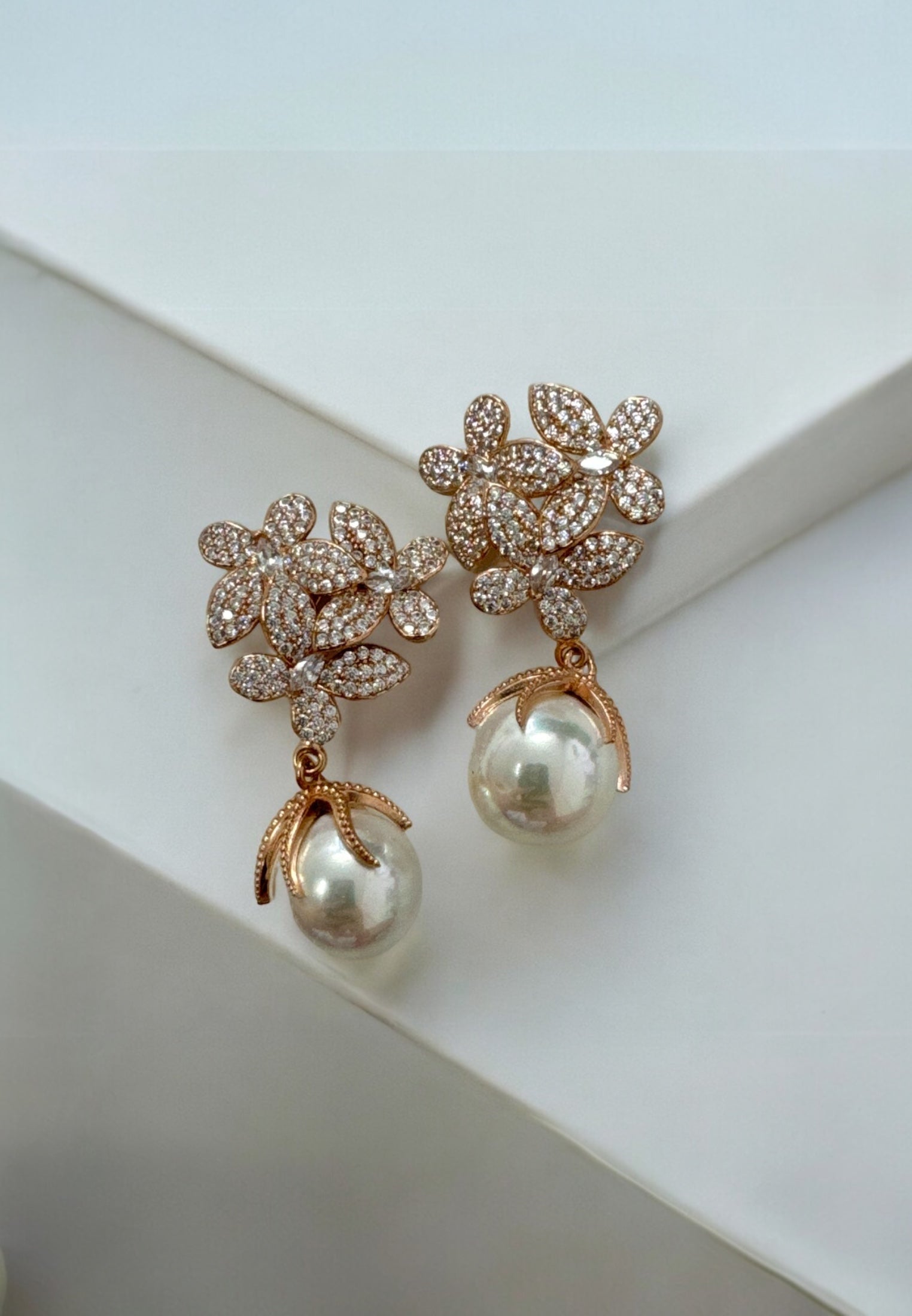 Flowers Pearl Earrings Gold White